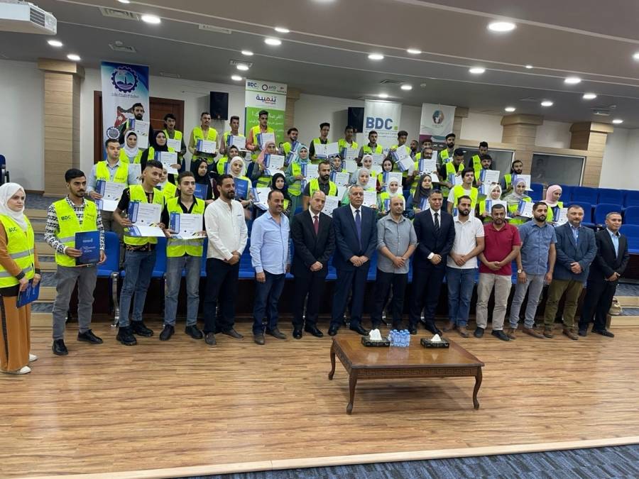 مشروع تنمية يخرج فوج من مستفيدي التدريب المنتهي بالتشغيل في القطاع الصناعي