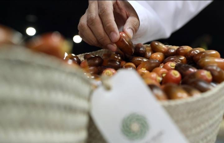 مهرجان ليوا للرطب بدورته 18 يكرم الجهات الراعية والداعمة والمشاركة