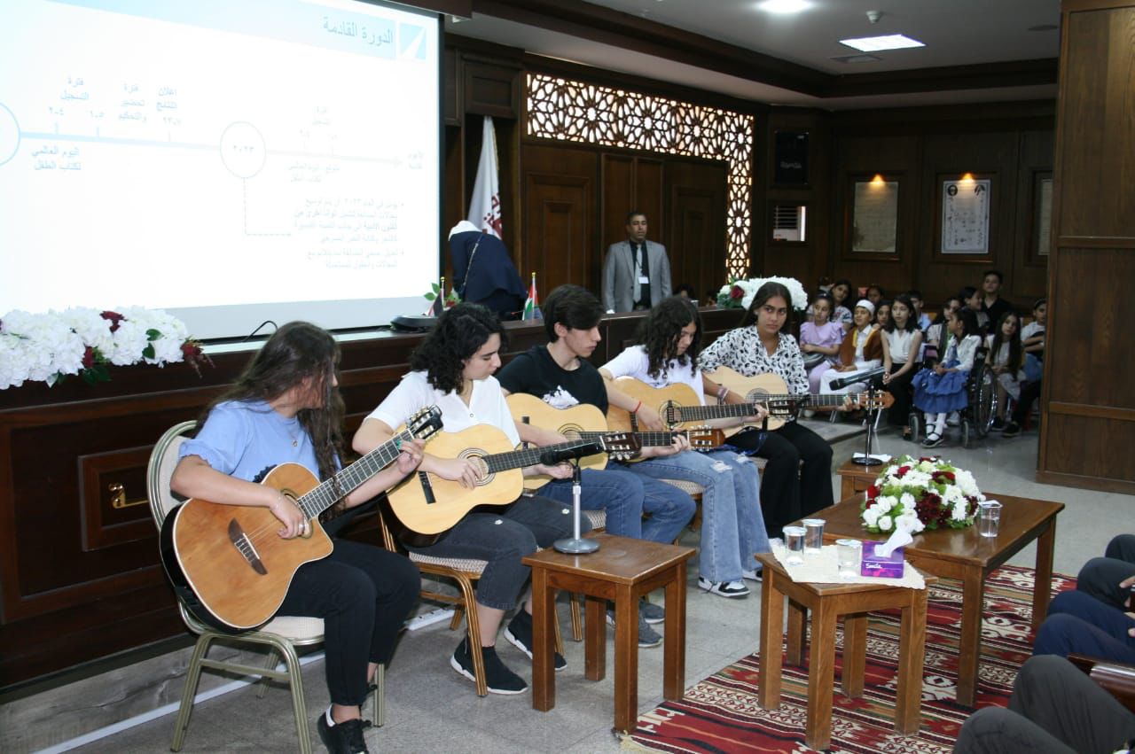 الاحتفال بتوزيع الجوائز والدروع على المشاركين بمسابقة الكاتب الصغير لمنظمة نقطة ضوء