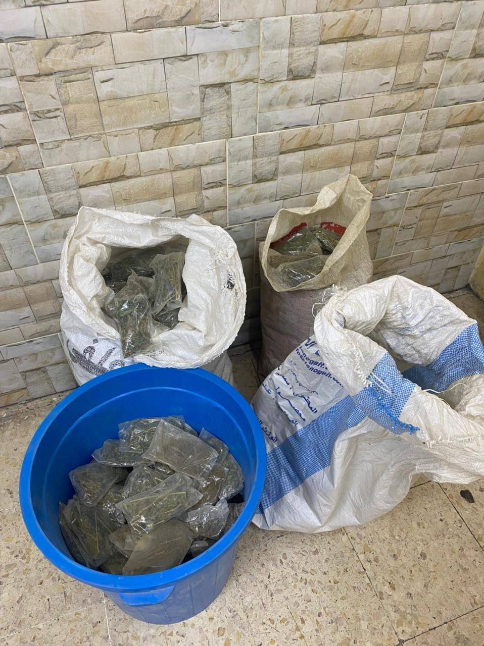 مكافحة المخدرات تقبض على تاجر ومهرب للمواد المخدرة وتضبط كميات كبيرة منها بحوزته في محافظة الزرقاء 