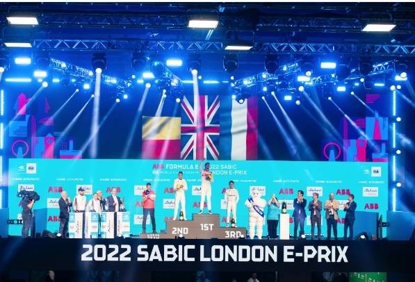 البريطاني جاك دينيس يحصد فوزاً ساحقاً في السباق الأول للجائزة الكبرى للفورمولا إي لندن لعام 2022