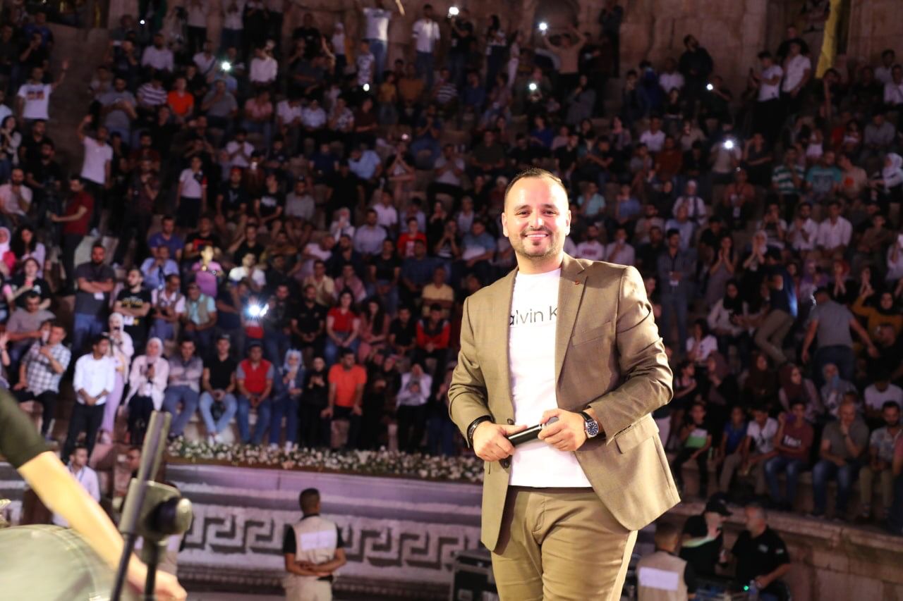 جمهور مهرجان جرش يتوج الفنان عيسى السقار سفيراً للأغنية الأردنية