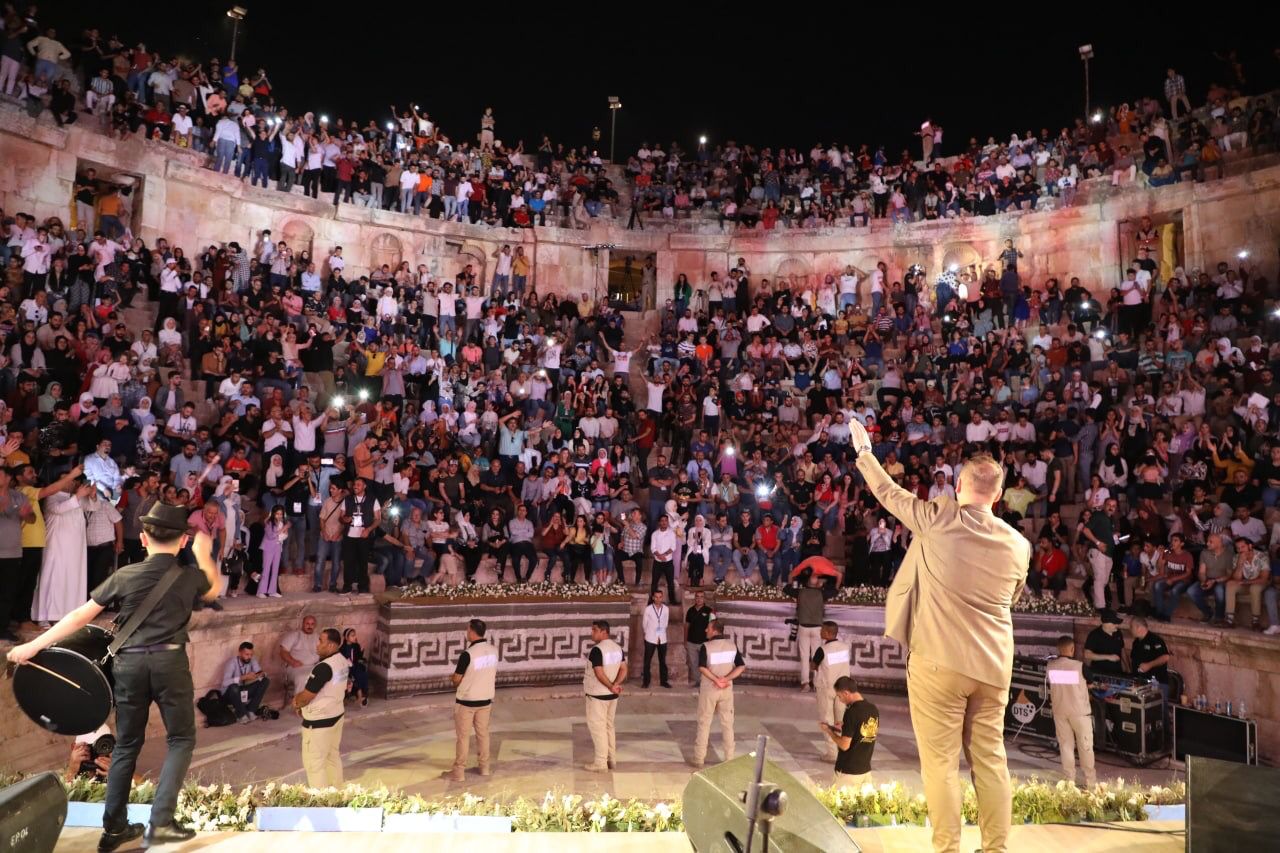 جمهور مهرجان جرش يتوج الفنان عيسى السقار سفيراً للأغنية الأردنية