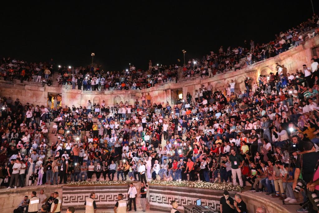 جمهور مهرجان جرش يتوج الفنان عيسى السقار سفيراً للأغنية الأردنية