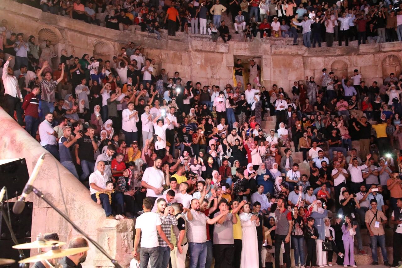 جمهور مهرجان جرش يتوج الفنان عيسى السقار سفيراً للأغنية الأردنية