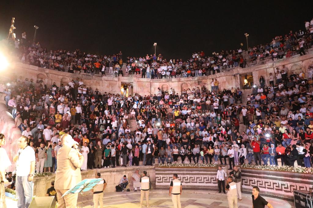 جمهور مهرجان جرش يتوج الفنان عيسى السقار سفيراً للأغنية الأردنية