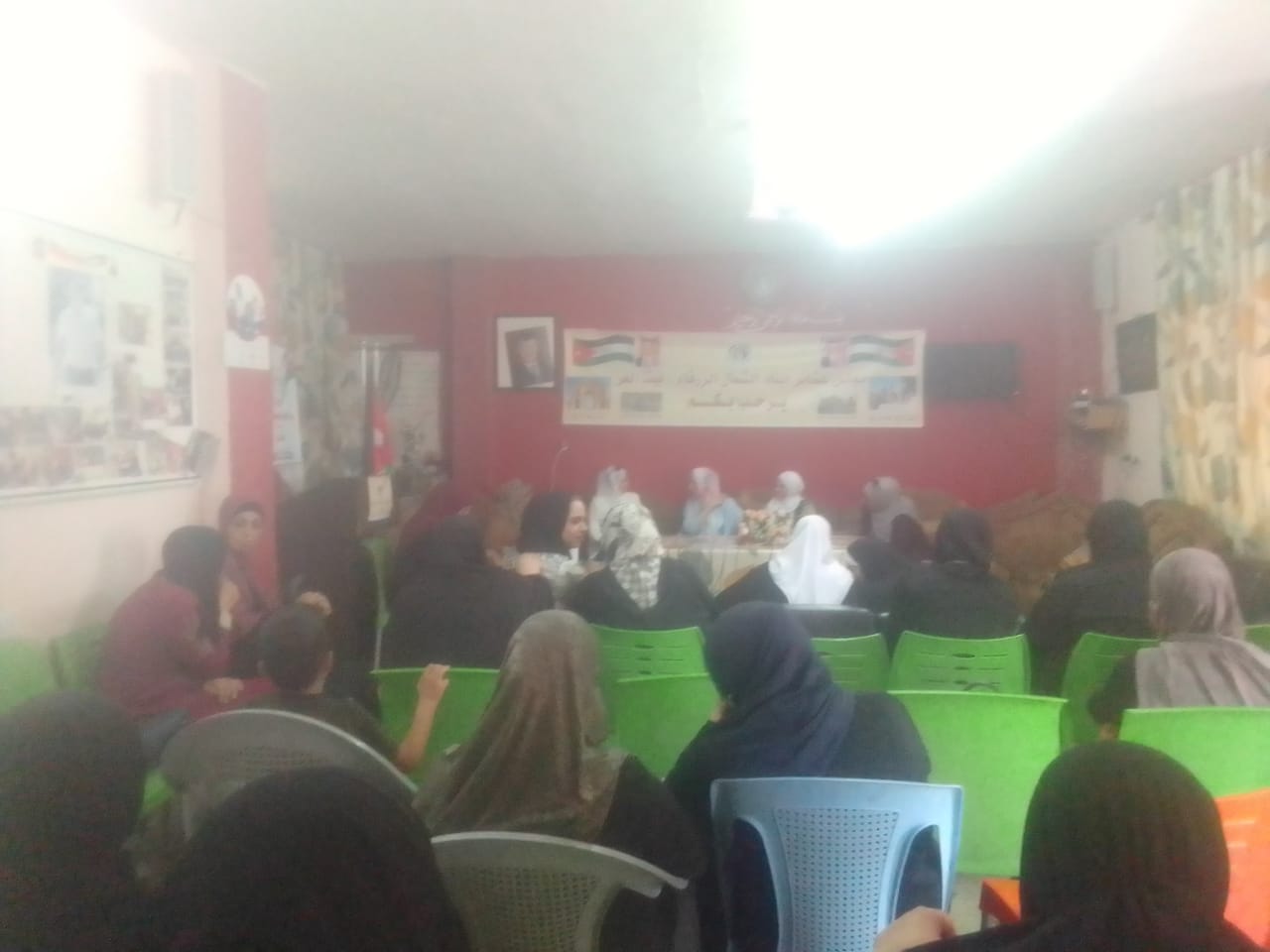 جلسه حواريه في الزرقاء عن تمكين المرأه