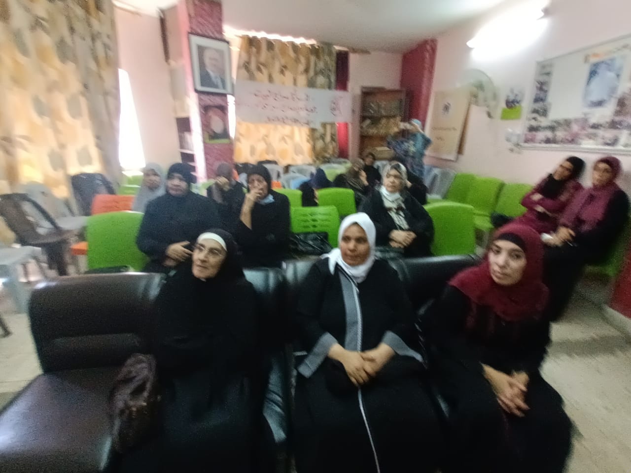 جلسه حواريه في الزرقاء عن تمكين المرأه