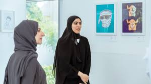 هالة بدري تزور معرض من  إلى في مكتبة الصفا للفنون والتصميم