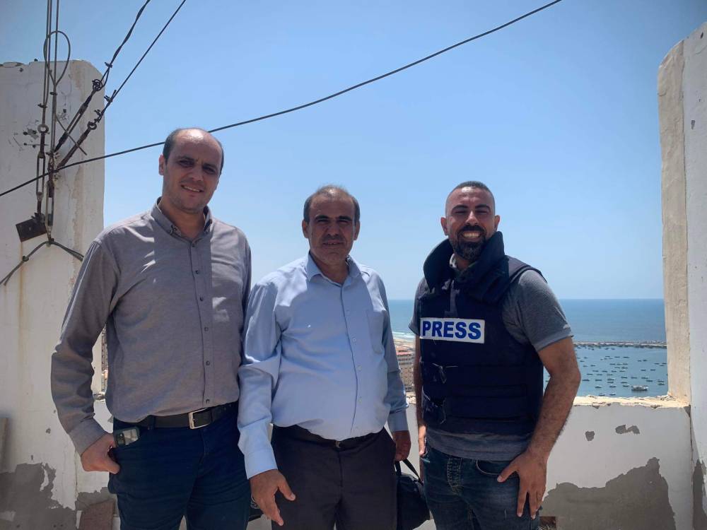 نقابة الصحفيين الفلسطينيين  تؤازر الزملاء أثناء تغطيتهم العدوان على غزة وتقدم بعض المستلزمات لهم