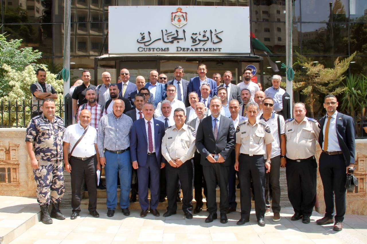*وفد من غرفة صناعة وتجارة الخليل يزور دائرة الجمارك*