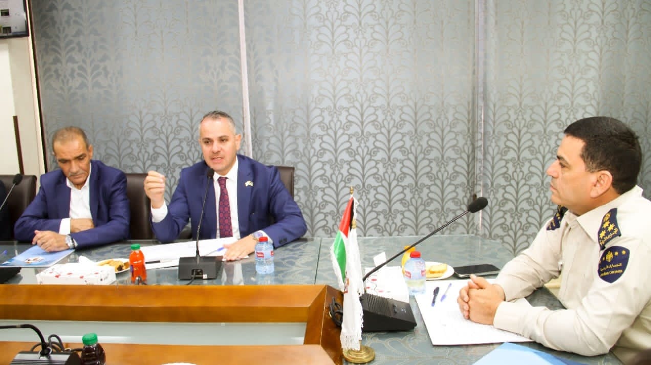 *وفد من غرفة صناعة وتجارة الخليل يزور دائرة الجمارك*