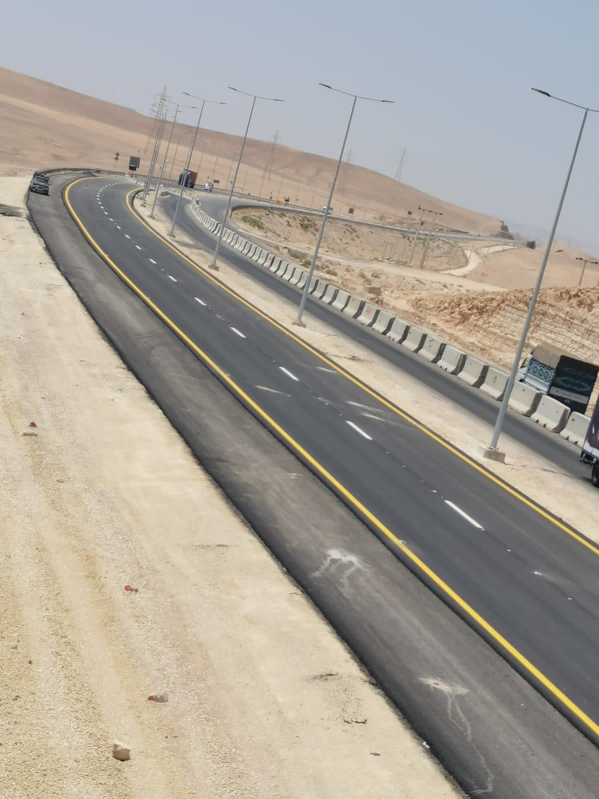 الاشغال تنهي اعمال إعادة تأهيل الجزء الايسر من طريق الكرك - القطرانة