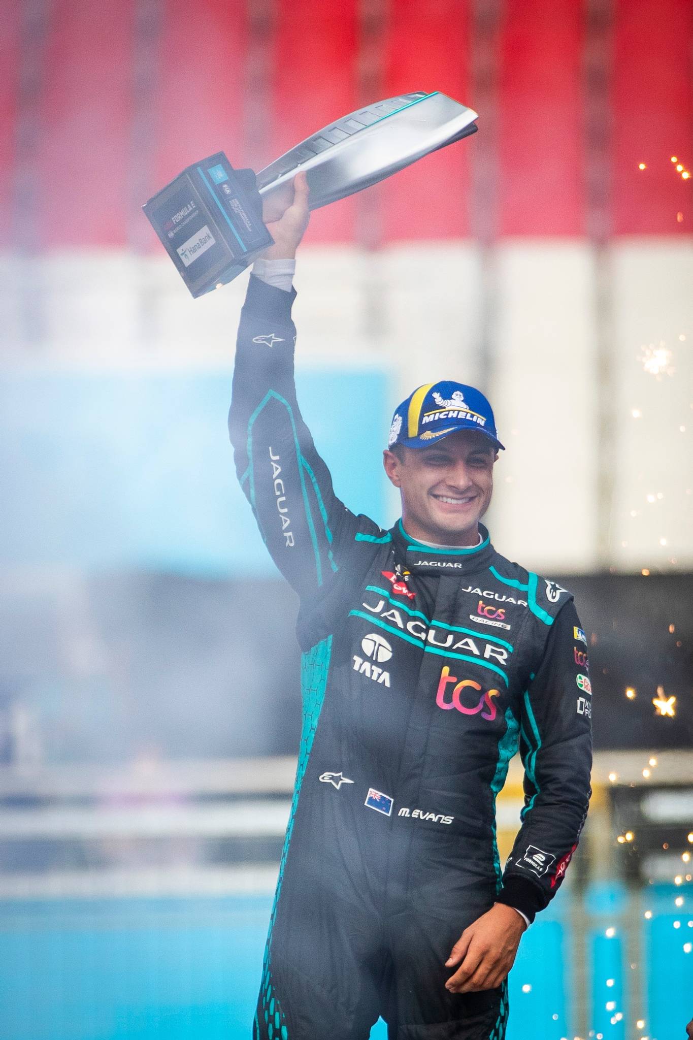 السائق ميتش إيفانز يحرز الفوز في سباق جائزة سول الأول مع توجه الأنظار إلى السباق الثاني والختامي للموسم يوم الأحد لتحديد لقب البطولة