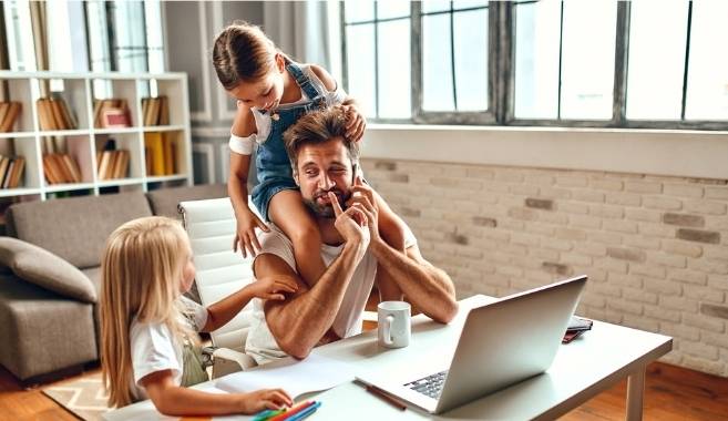 ما بين يوتيوب والأجداد والمعسكرات الصيفية: كيف يتعامل الآباء الذين يعملون عن بعد مع أطفالهم؟