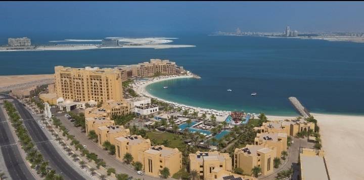 منتجع وسبا دبل تري من هيلتون جزيرة المرجان يحصل على جائزة أفضل منتجع صديق للعائلة في دولة الإمارات العربية المتحدة