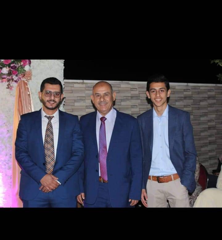 الصحفي محمود عبيدات يهنئ ابن عمه بمناسبة تفوقه بالثانويه العامة