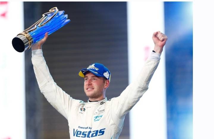 السائق ستوفل فاندورن حامل لقب بطولة الفورمولا إي يؤكد أن لبدايته المذهلة في سباق الدرعية دور هام في أدائه المميز خلال الموسم