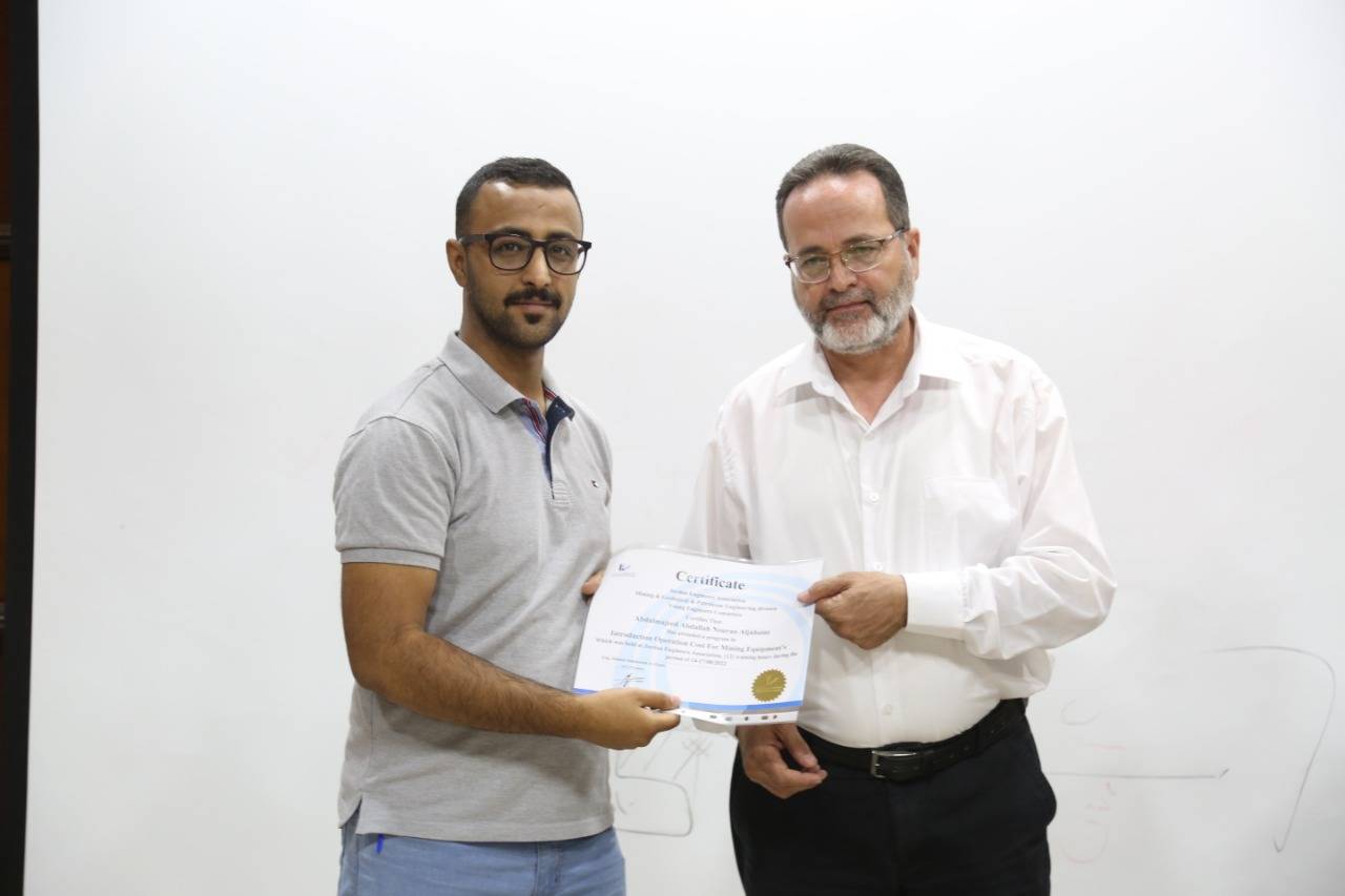 تخريج المشاركين في دورة المناجم والتعدين بعنوان تكلفة تشغيل معدات التعدين