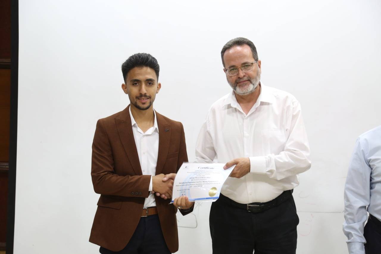 تخريج المشاركين في دورة المناجم والتعدين بعنوان تكلفة تشغيل معدات التعدين