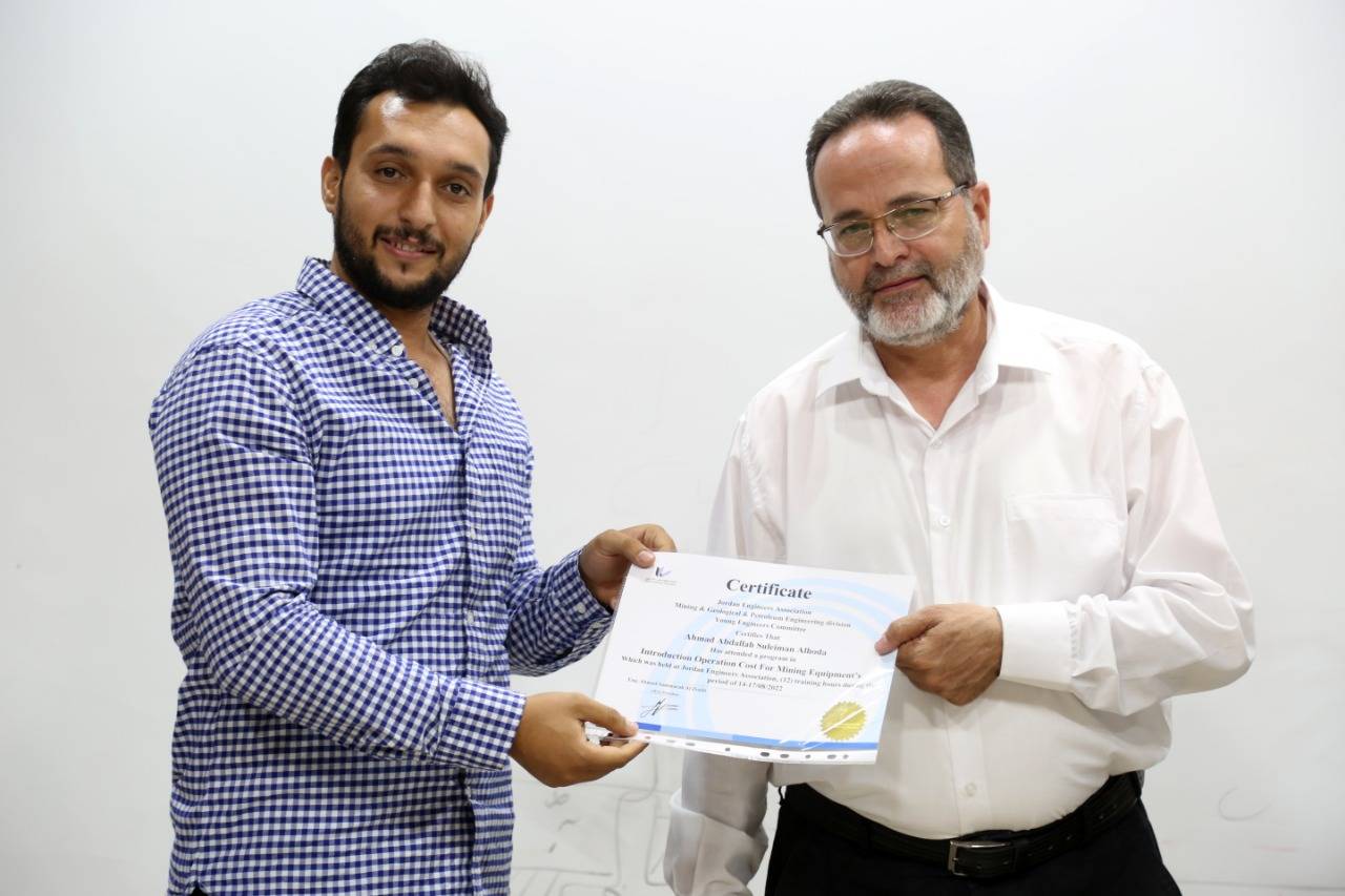 تخريج المشاركين في دورة المناجم والتعدين بعنوان تكلفة تشغيل معدات التعدين