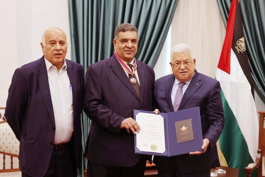 الرئيس محمود عباس يقلد الصحفي المصري أبو الهول وسام الثقافة