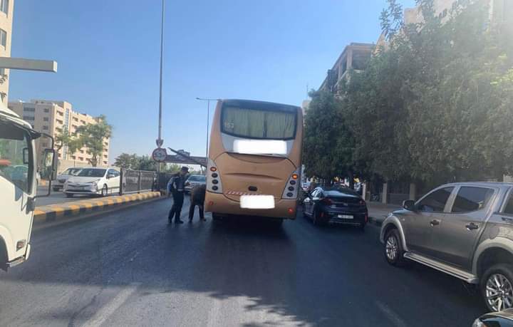 تعطل حافلة ركاب داخل نفق الدوار الرابع