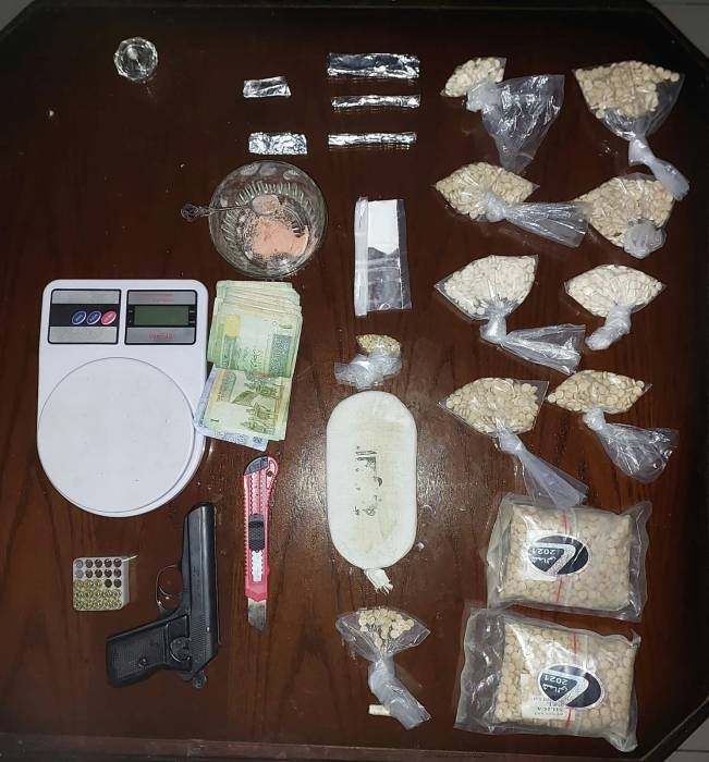 إلقاء القبض على تاجر للمخدرات في الرمثا أعدَّ عبوة متفجرة بدائية لمقاومة رجال مكافحة المخدرات عند مداهمته