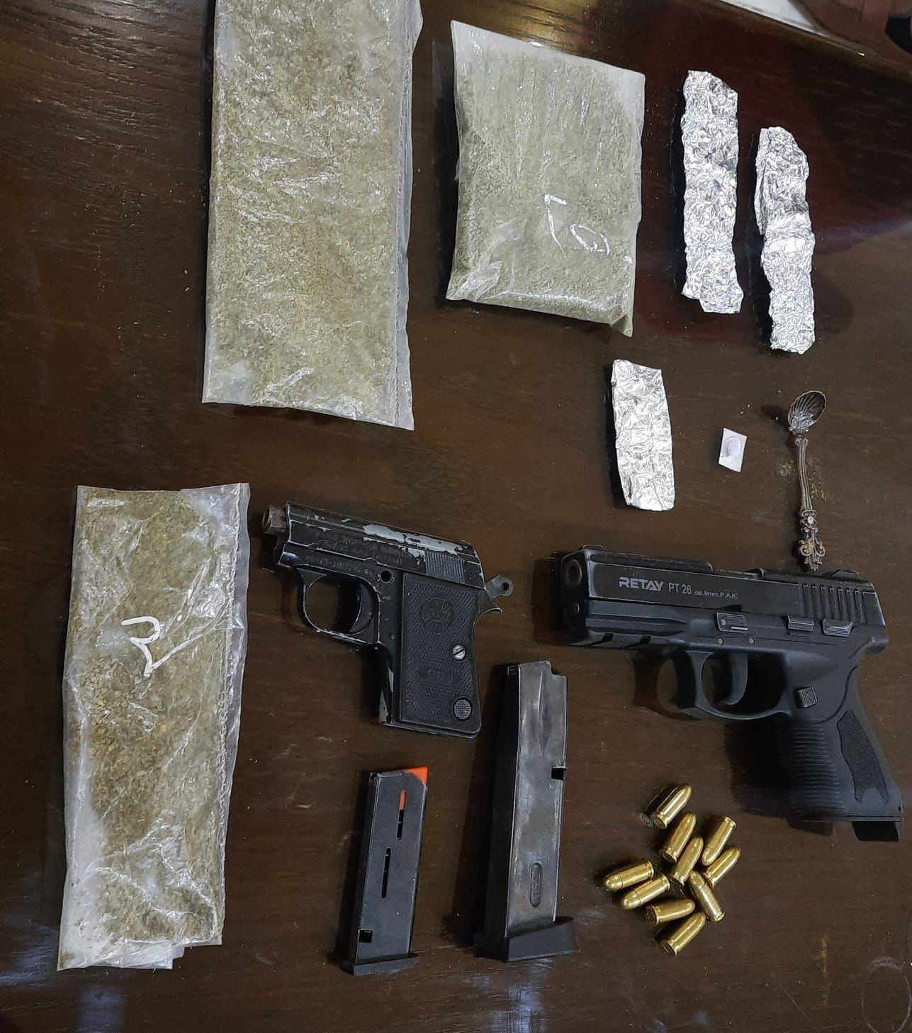 إلقاء القبض على تاجر للمخدرات في الرمثا أعدَّ عبوة متفجرة بدائية لمقاومة رجال مكافحة المخدرات عند مداهمته  