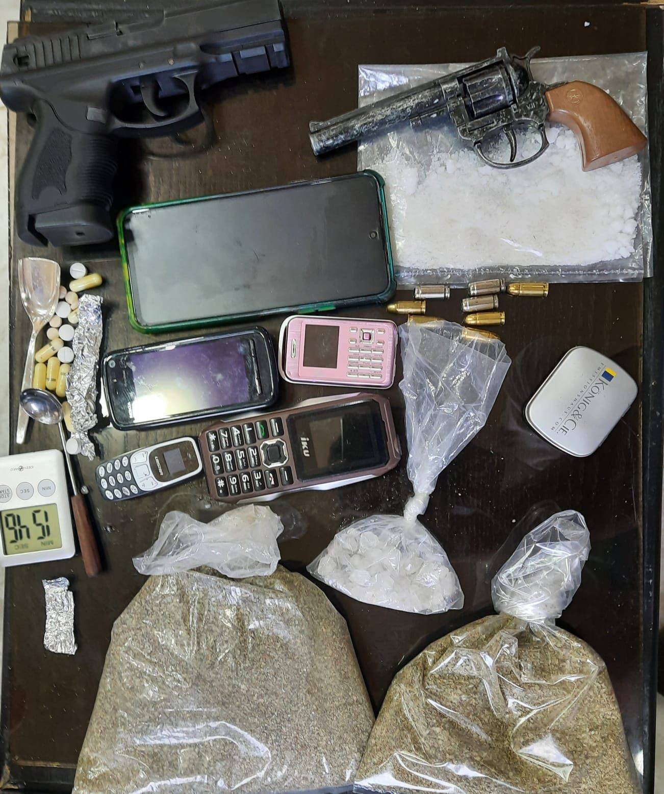 إلقاء القبض على تاجر للمخدرات في الرمثا أعدَّ عبوة متفجرة بدائية لمقاومة رجال مكافحة المخدرات عند مداهمته  