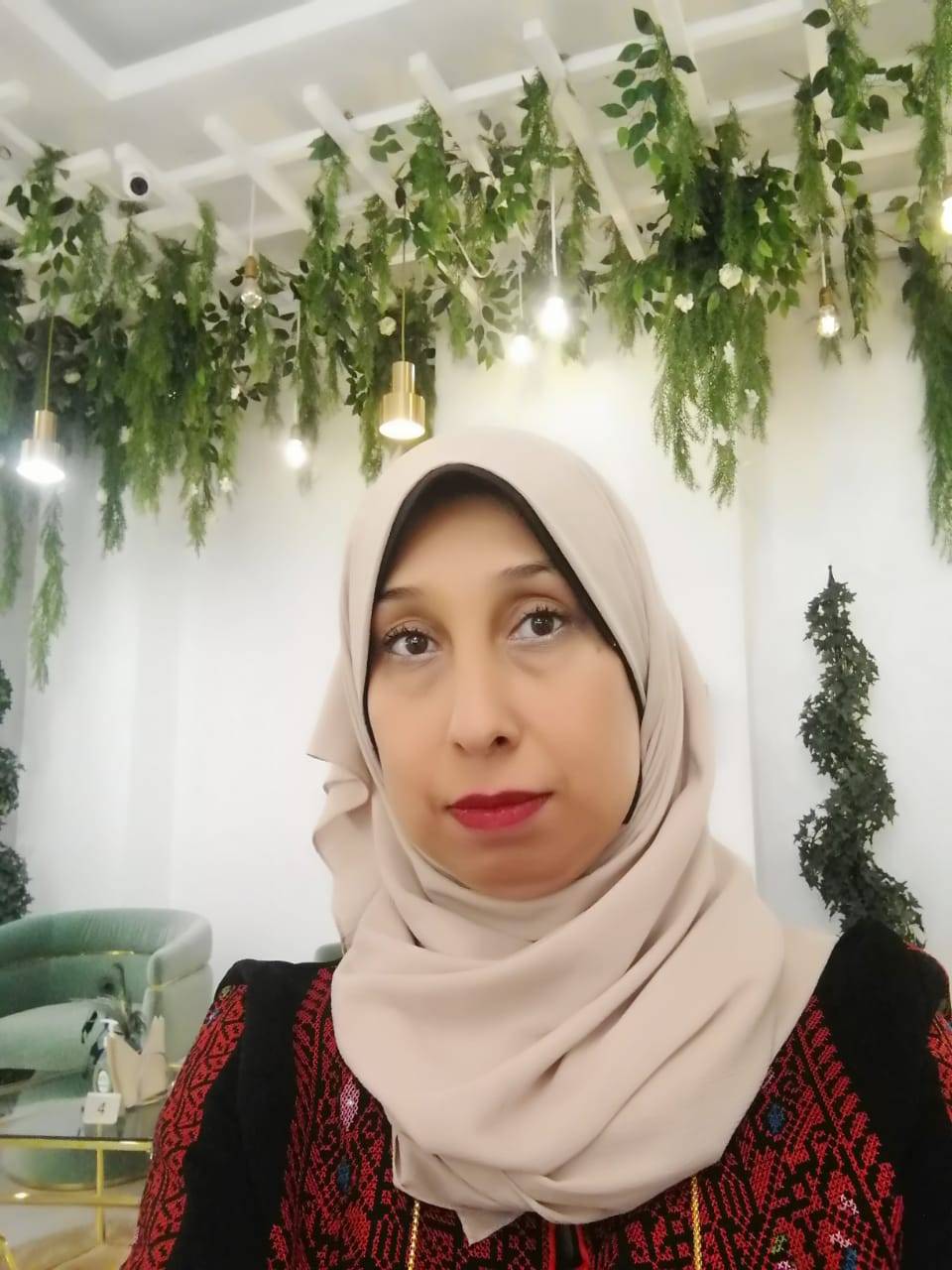 الملهمة آمنة مصطفى اللحام كوتش تدريب وخبرات متراكمة في التدريب العالي للمدربين وتطوير الذات