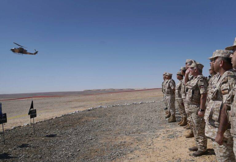 الملك وولي العهد يتابعان التمرين التعبوي “النور الساطع”