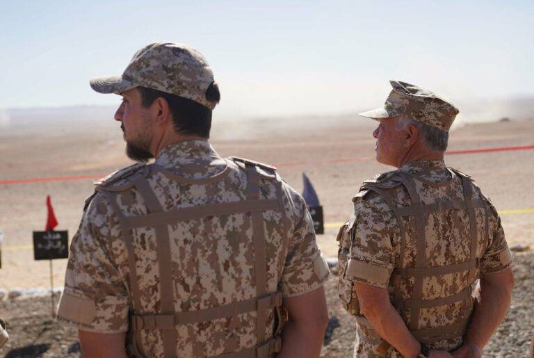 الملك وولي العهد يتابعان التمرين التعبوي “النور الساطع”