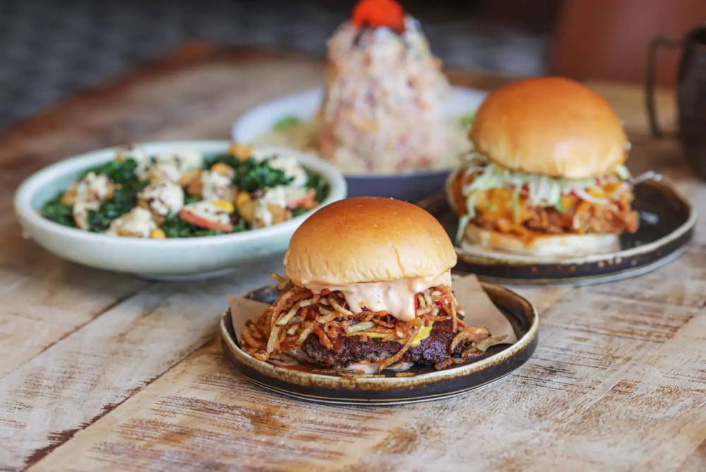 المرأة الإماراتية تضع بصمتها على قطاع المأكولات والضيافة في دبي