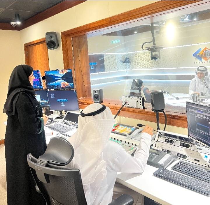 بمشاركة خليجية وعربية لافتة إذاعة الشارقة تخصص ساعة إذاعية للاحتفال بيوم المرأة الإماراتية