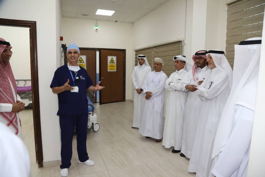 وفد من قطاع التعليم في مجلس التعاون الخليجي يزور وحدة الجامانايف في مستشفى الجامعة