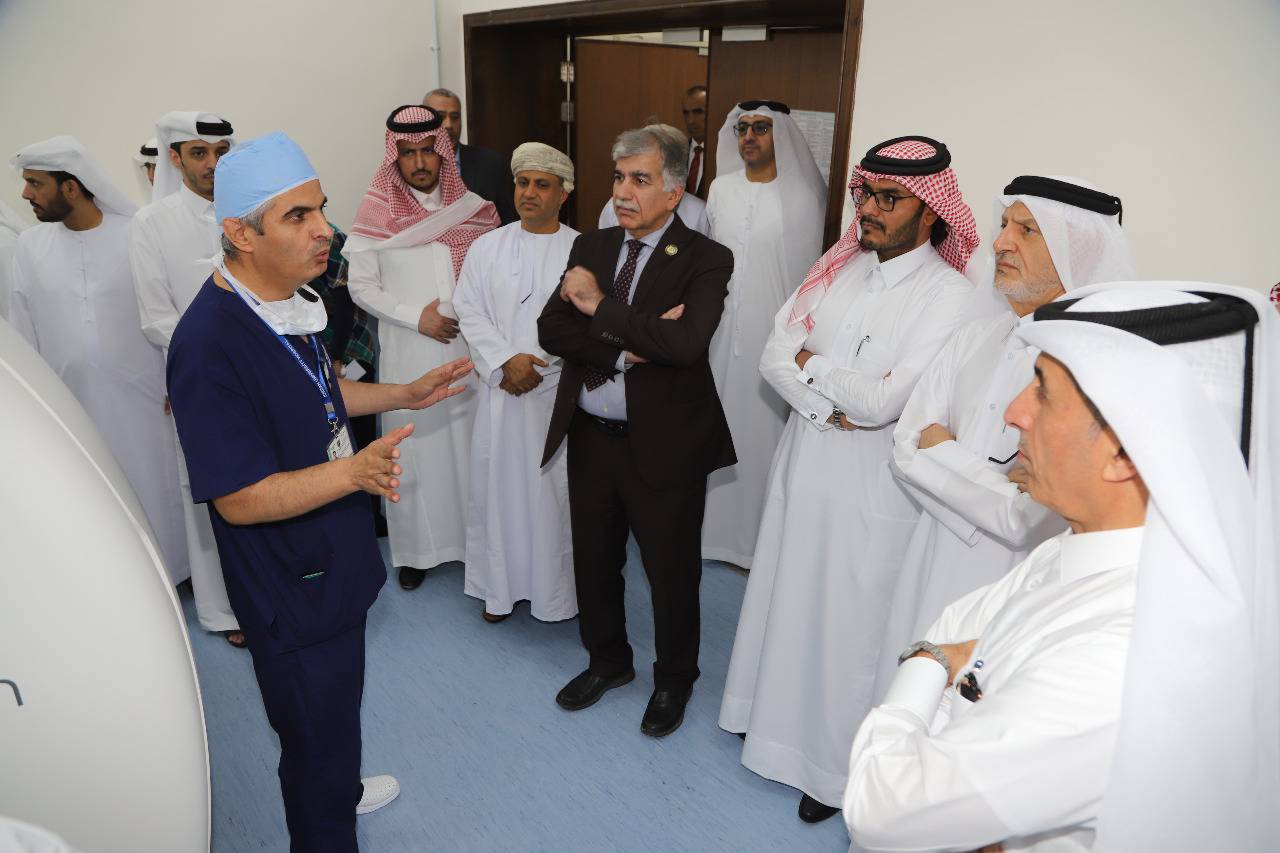 وفد من قطاع التعليم في مجلس التعاون الخليجي يزور وحدة الجامانايف في مستشفى الجامعة