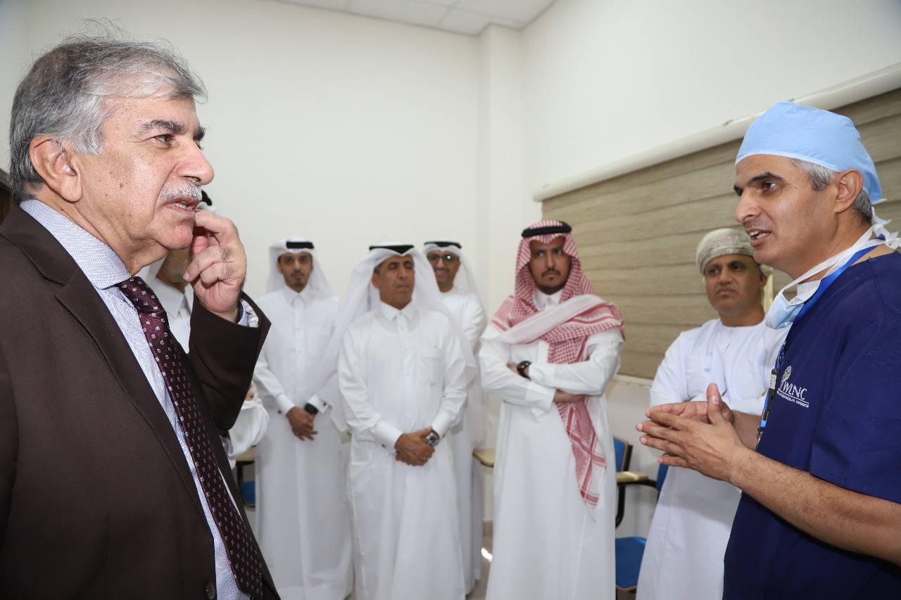 وفد من قطاع التعليم في مجلس التعاون الخليجي يزور وحدة الجامانايف في مستشفى الجامعة