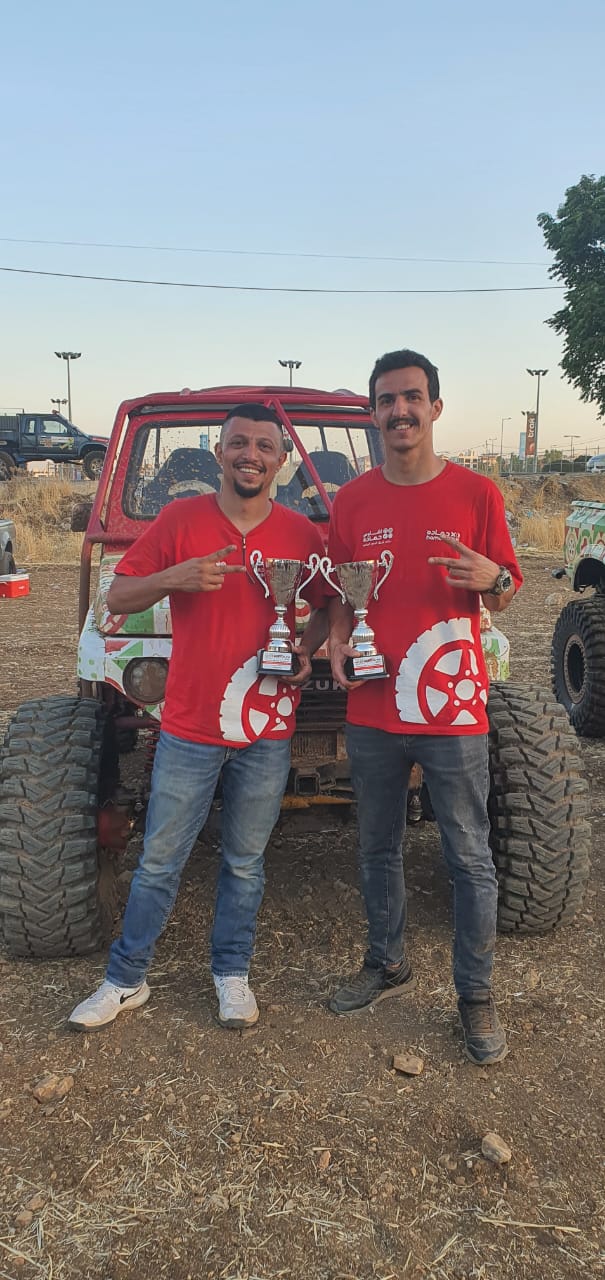 حمدان العواملة من فريق أشاوس حماده ينال كأس بطولة ماونتن ديو للدفع الرباعي