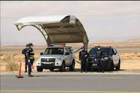 ضبط مركبة شحن تحمل 10 أشخاص في الصندوق الخلفي