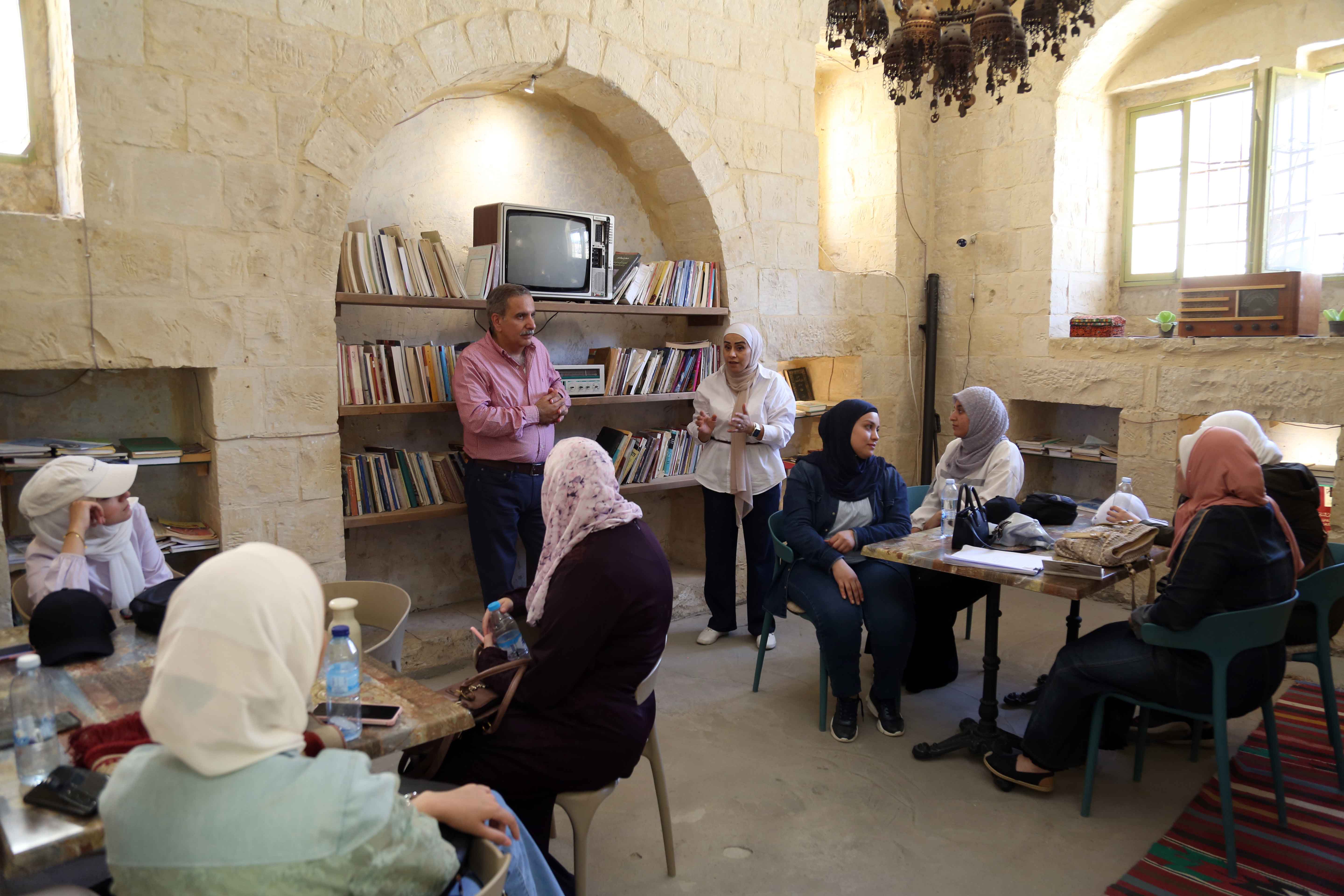 لجنة الحفاظ على التراث العمراني ومجلس الابحاث البريطانية يزوران مدينة السلط التاريخية