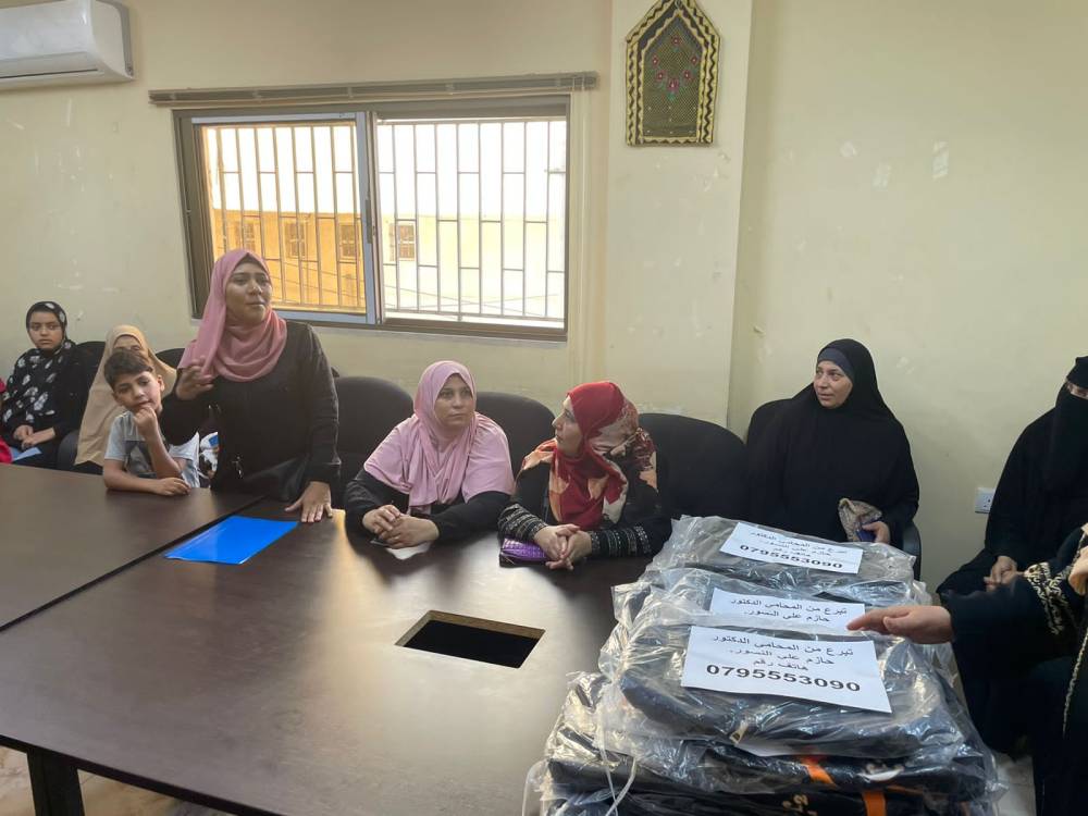 النسور يبادر بتوزيع حقائب في عين الباشا والبقعة - صور