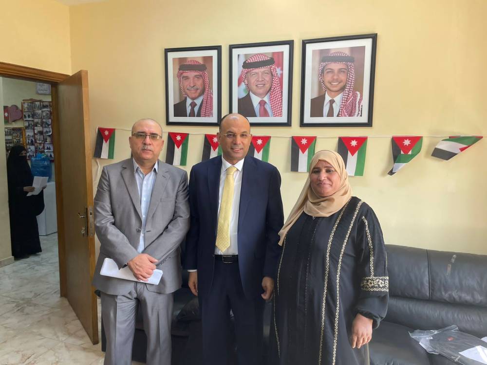 النسور يبادر بتوزيع حقائب في عين الباشا والبقعة - صور