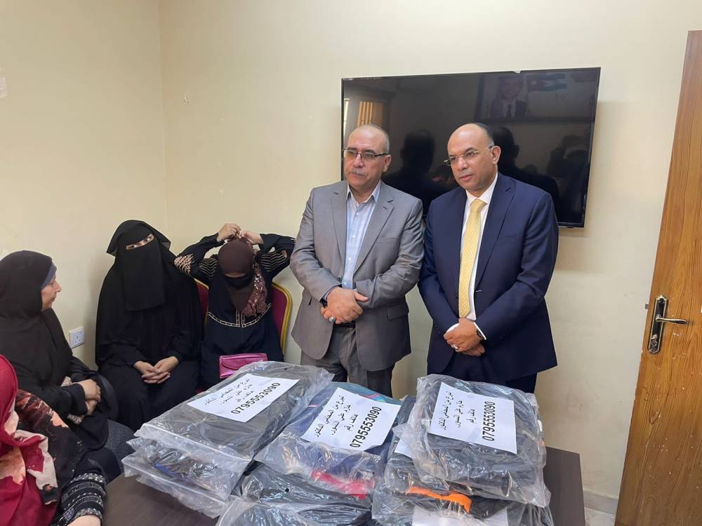 النسور يبادر بتوزيع حقائب في عين الباشا والبقعة - صور