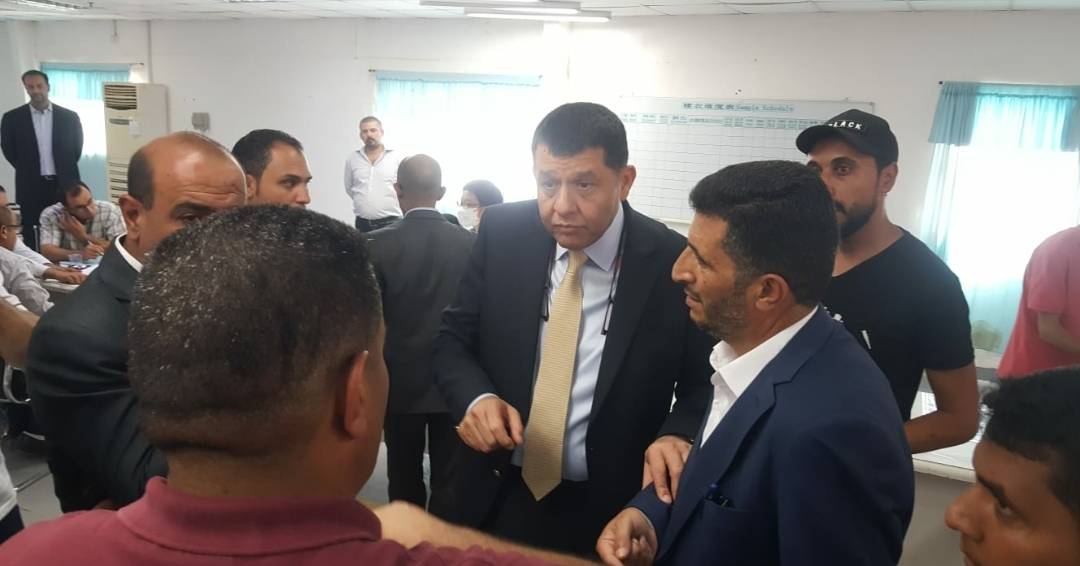 وزير العمل يتابع تنفيذ اتفاق مع مصنع ملابس بالكرك حول مستحقات العاملين