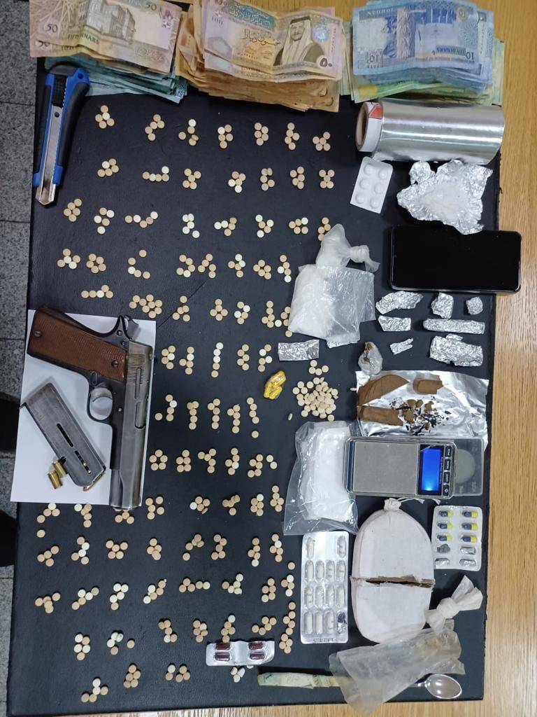 قوة أمنية تشتبك مع مسلحين خطيرين، تصيب أحدهما وتضبط بحوزتهما مواد مخدرة