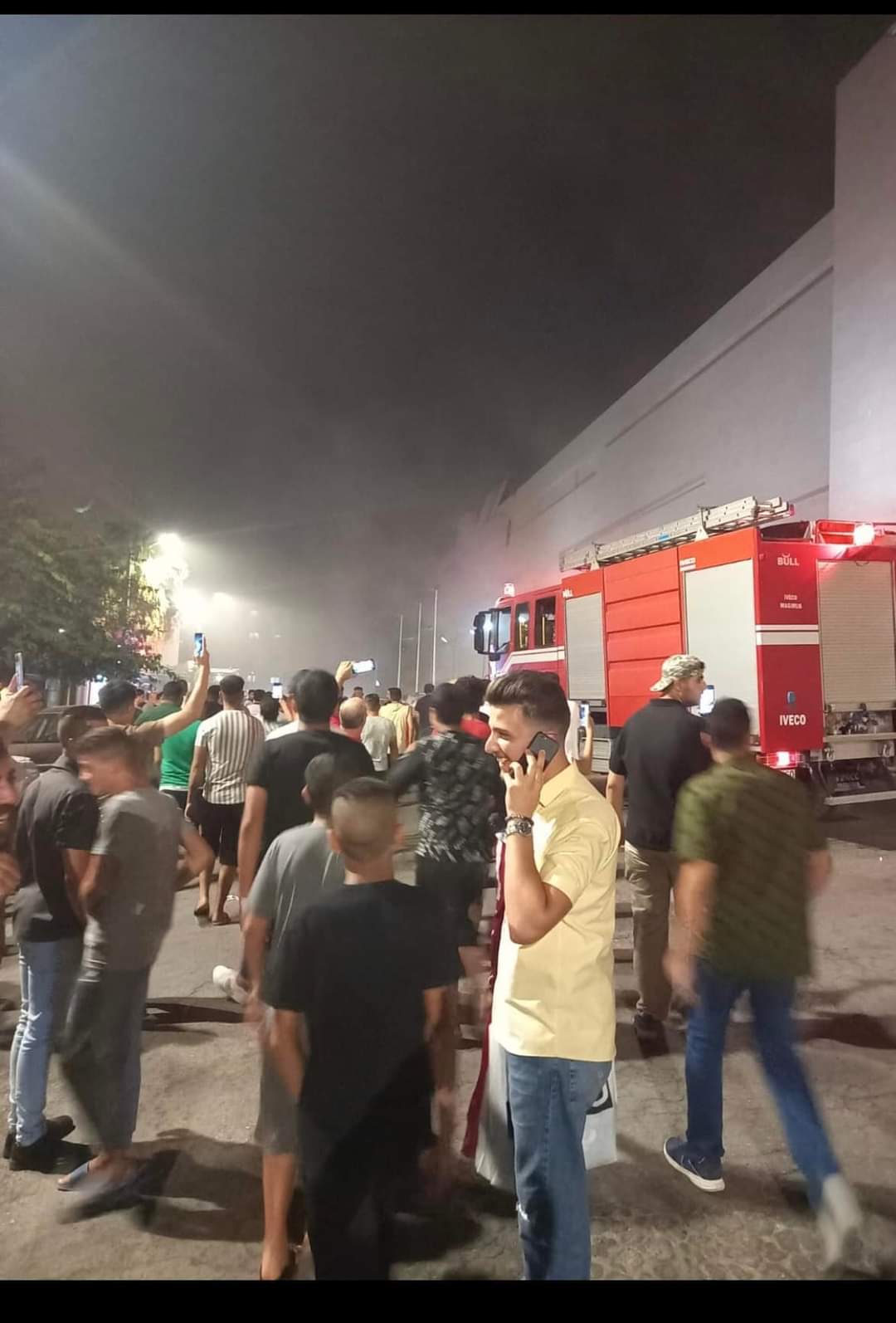 اخلاء استقلال مول إثر حريق في طابق المطاعم وأنباء عن إصابات - صور