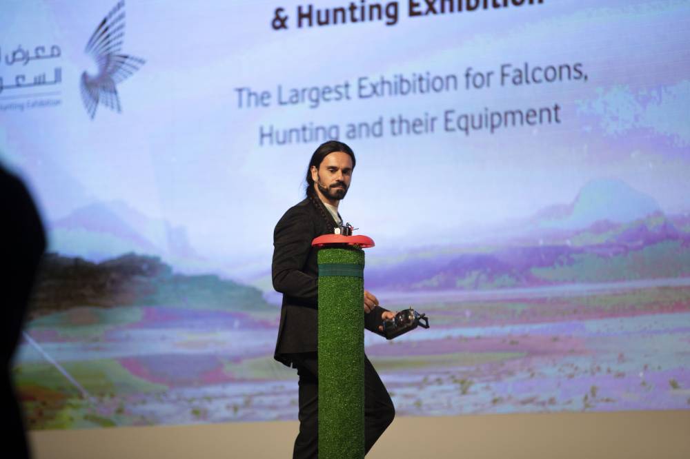 أول طائرة بدون طيار من نوعها لحماية الصقور والبيئة