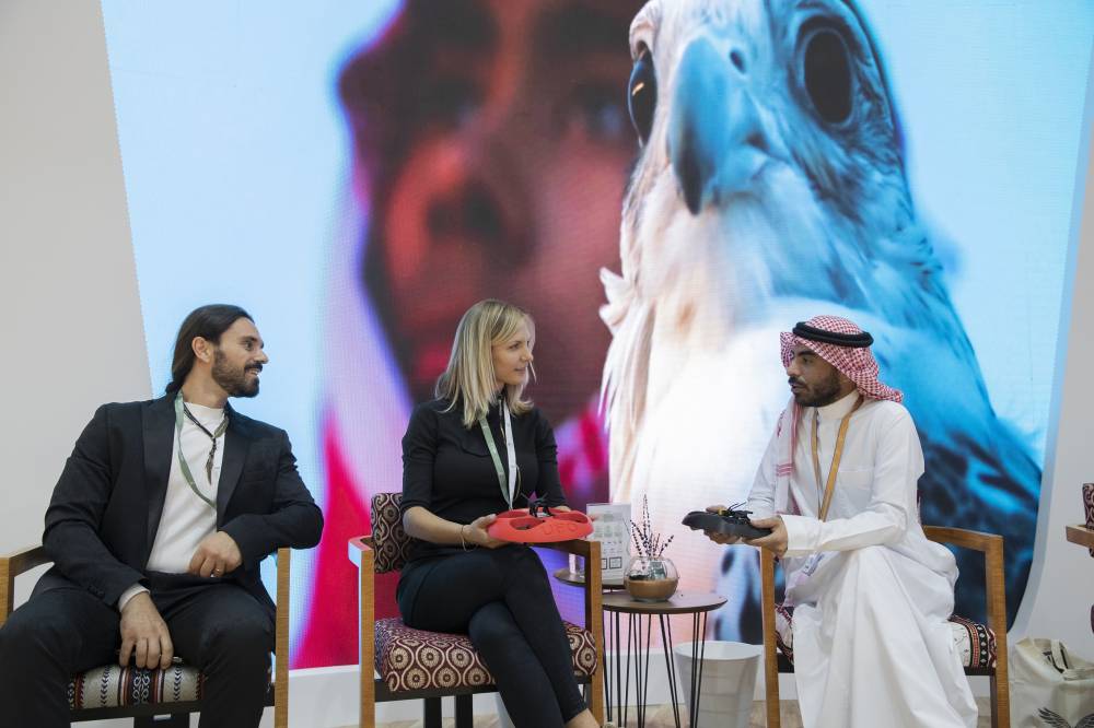 أول طائرة بدون طيار من نوعها لحماية الصقور والبيئة