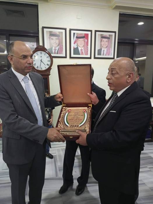 النسور يكرمون متفوقي التوجيهي من أبناء العشيرة